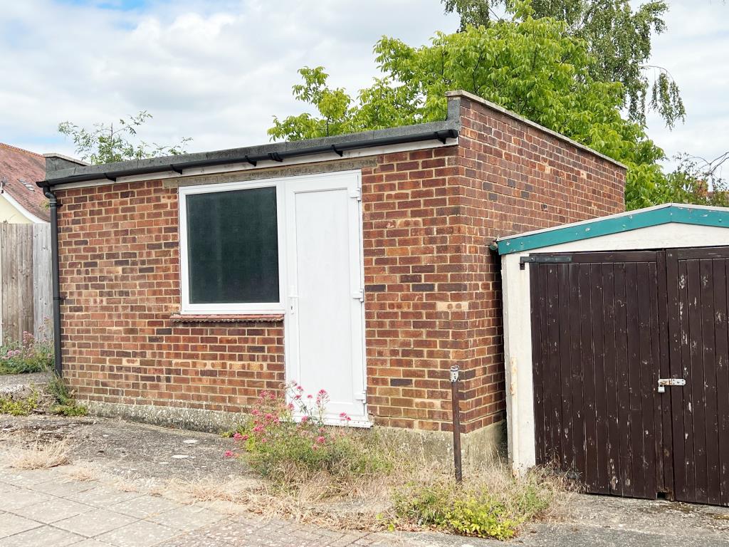 Lot: 7 - FREEHOLD LOCK-UP GARAGE/STORE -